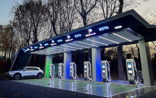 에스에스차저가 한국에너지공단 보조금 사업으로 경부고속도로 양재 IC 인근에 운영하는 200㎾급 초급속 충전기 6대가 설치된 서리풀 EV 급속충전스테이션. SK네트웍스 제공